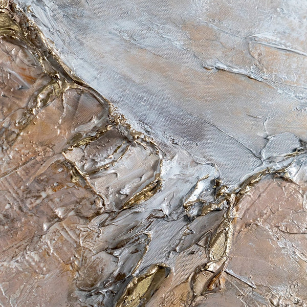 Detailausschnitt mit gold-beiger Textur auf Leinwand