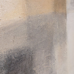 Abstraktes Kunstbild mit weichem Farbverlauf in Beige, Grau und Creme