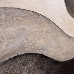 Abstraktes Leinwandbild mit geschichteter Wellenstruktur in Grau