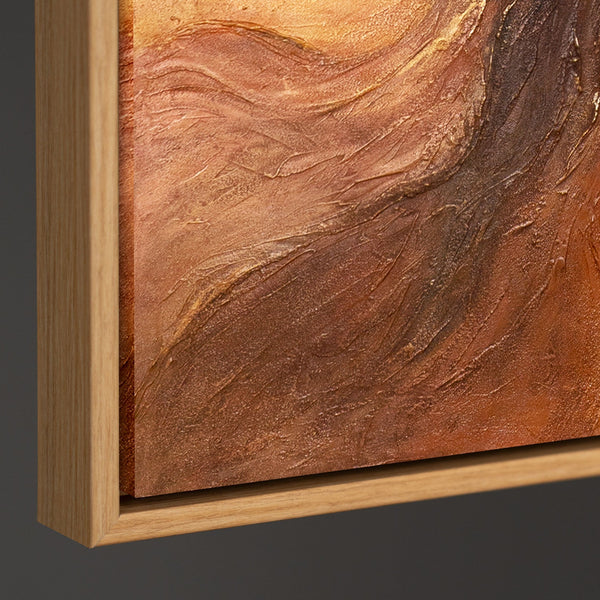 Abstraktes Wandbild auf Leinwand in warmen Kupfertönen, Seitenansicht an der Wand