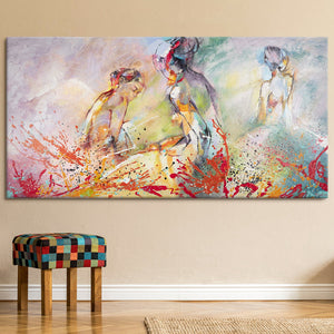 Bild mit Figuren im modernen Wohnzimmer