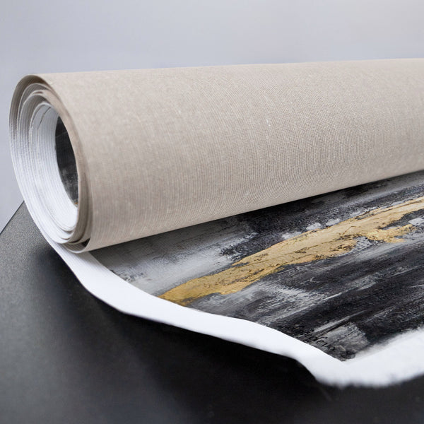 zusammengerollte Leinwand mit schwarz-goldenem Motiv