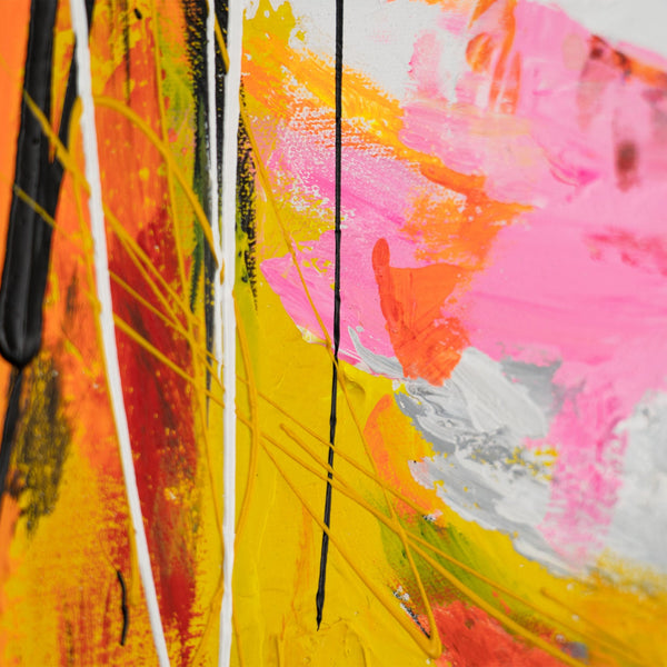 Nahaufnahme pink-gelber Pinselstruktur auf abstrakter Acrylmalerei