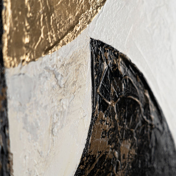 Detailaufnahme strukturierter Acrylfarbe in Gold und Weiß