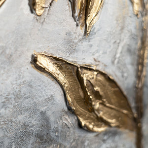 Nahaufnahme goldener Blütenblätter mit 3D-Struktur auf grauem Grund