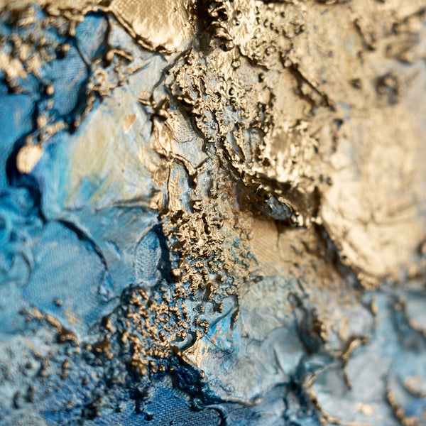 Nahaufnahme: Goldstruktur auf blauer Acrylfarbe