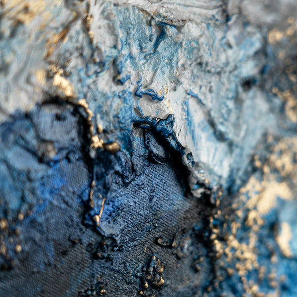 Detailtextur: dunkle Struktur in Blau und Grau mit Goldakzenten