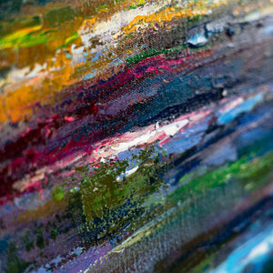 Nahaufnahme von Pinselstruktur in Rot, Grün und Violett auf Acrylleinwand
