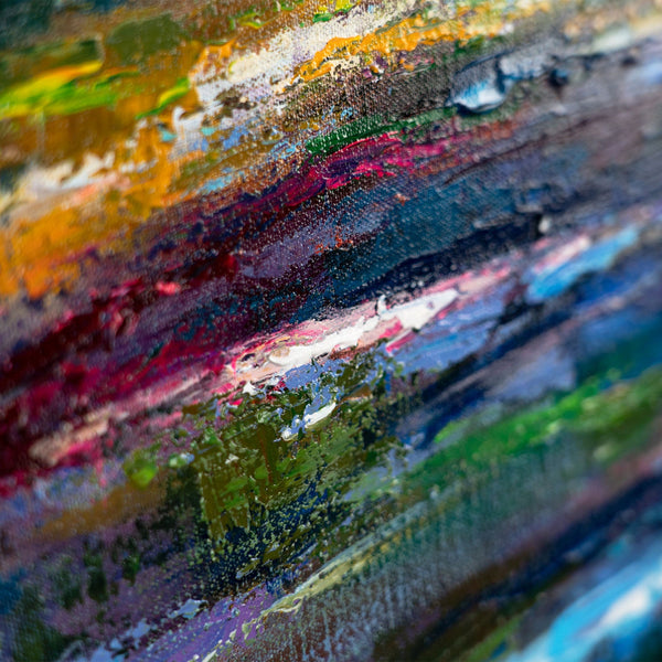 Nahaufnahme von Pinselstruktur in Rot, Grün und Violett auf Acrylleinwand