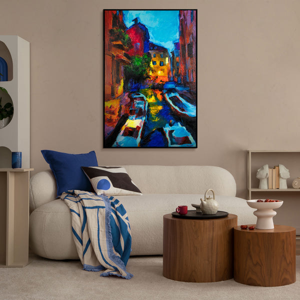 Buntes Stadtbild Acryl – moderne Wanddeko mit Booten im Wohnzimmer