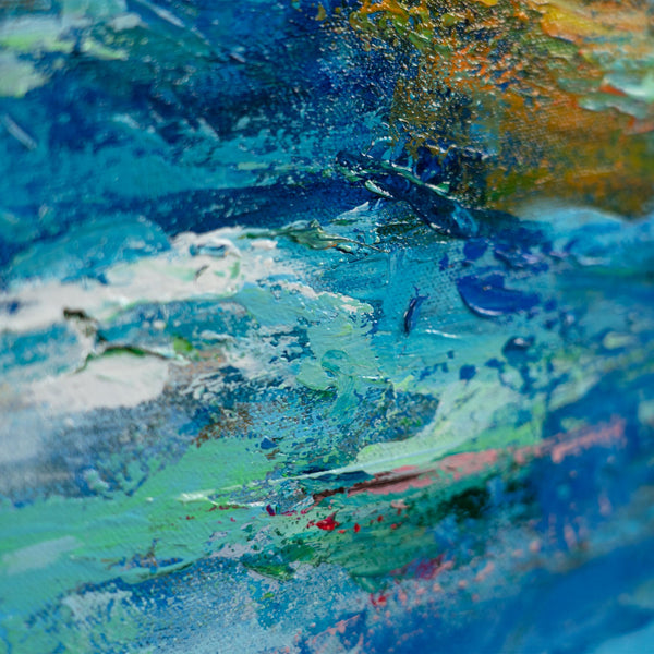 Nahaufnahme Wasserstruktur – dynamische Acrylfarben in Blau und Weiß