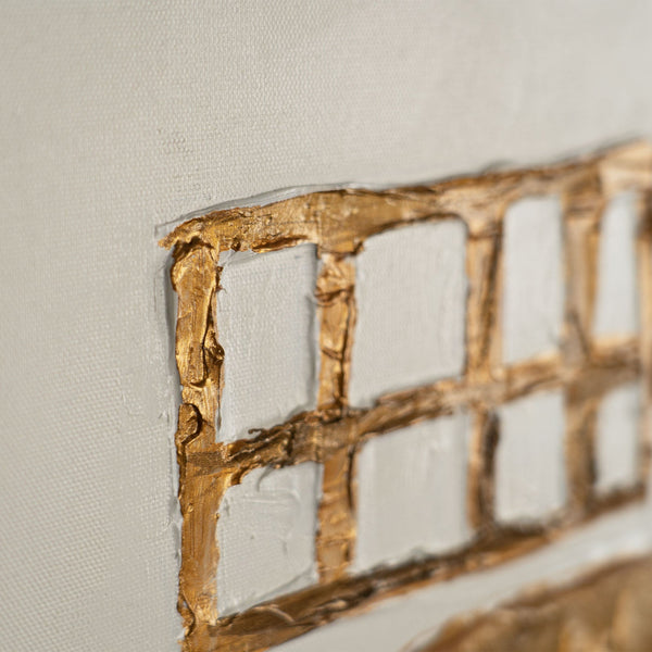 Nahaufnahme strukturierter Fensterform in Gold und Weiß