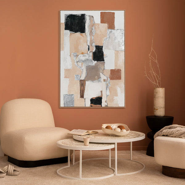 Strukturierte abstrakte Wandkunst im Interieur mit beiger Wand und Deko