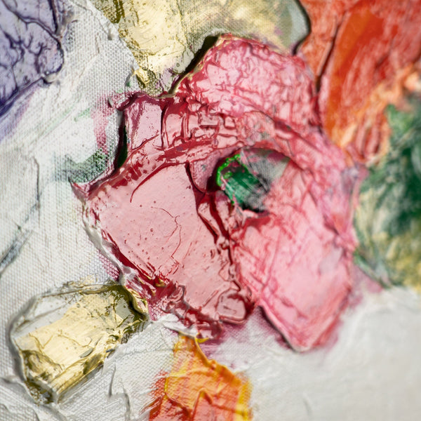 Nahaufnahme einer roten Blume mit plastischer Acrylstruktur