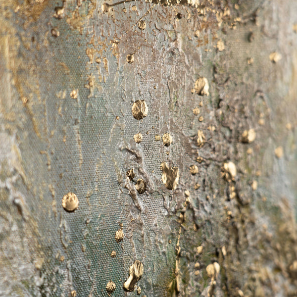 Detailaufnahme: Strukturierte Acryltextur mit erdigen Tönen und Goldakzenten