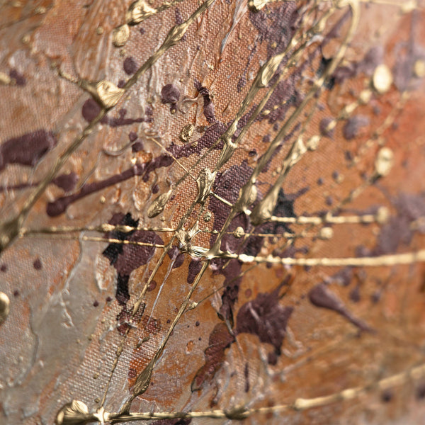 Nahaufnahme der Goldakzente und violetten Linien auf Texturfläche