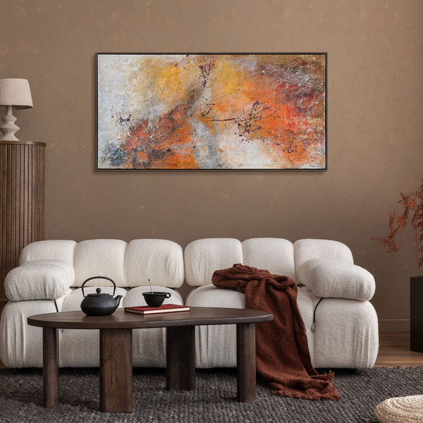 Abstraktes Wandbild in warmen Farbtönen über moderner Couch