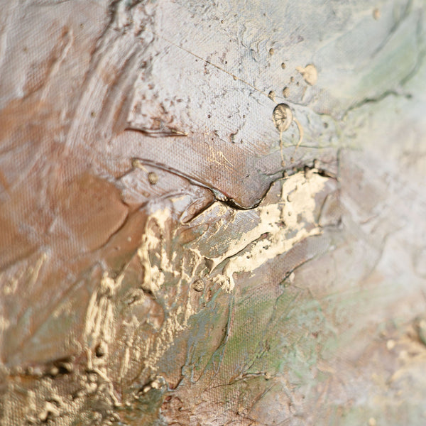 Detail goldener Spachtelstruktur auf abstrakter Leinwandkunst