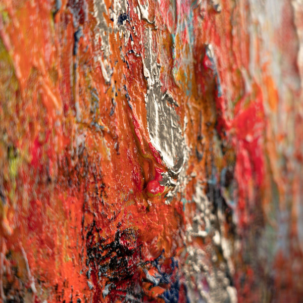 Detail roter und silberner Struktur auf pastosem Hintergrund