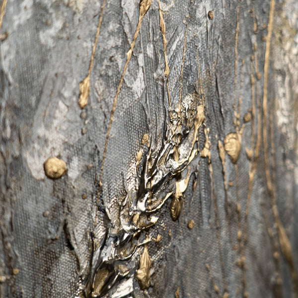 Detail strukturierter Acryltextur in Natur- und Goldtönen