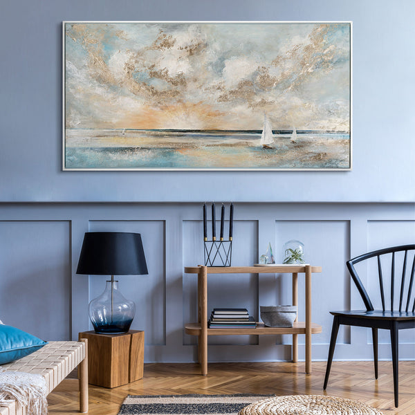 Modernes Wohnzimmer mit großem maritimen Leinwandbild über dem Sideboard