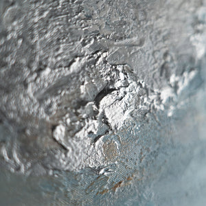 Texturiertes Acrylbild mit metallischen Reflexen in Silber und Blau