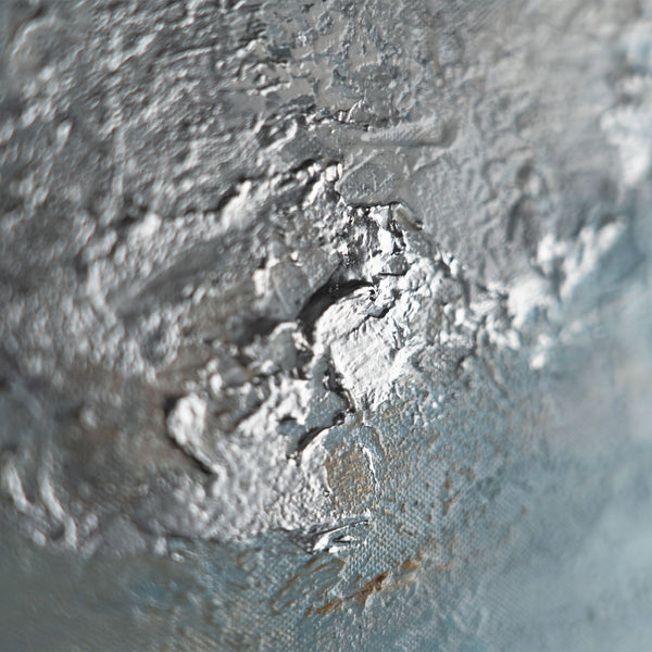 Texturiertes Acrylbild mit metallischen Reflexen in Silber und Blau