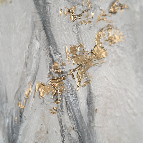 Nahaufnahme goldener Blätter auf pastoser Acrylstruktur