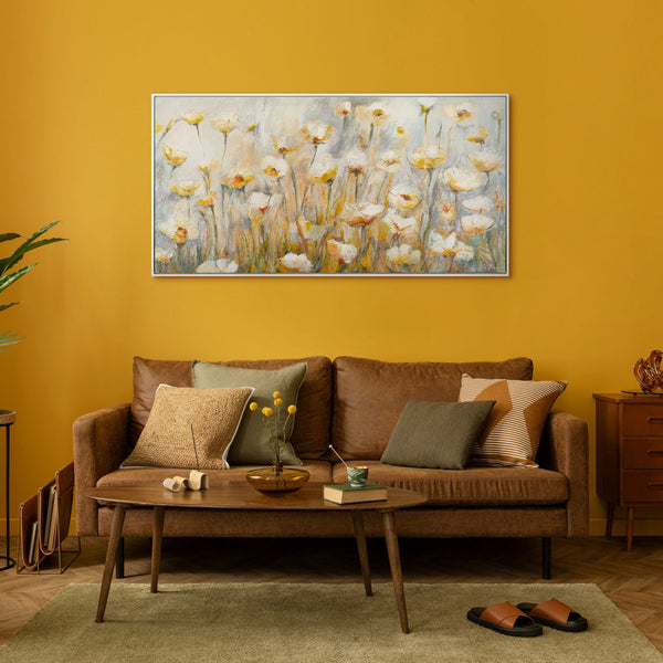 	Modernes Blumenbild in hellen Farben über einem Sofa im Wohnzimmer