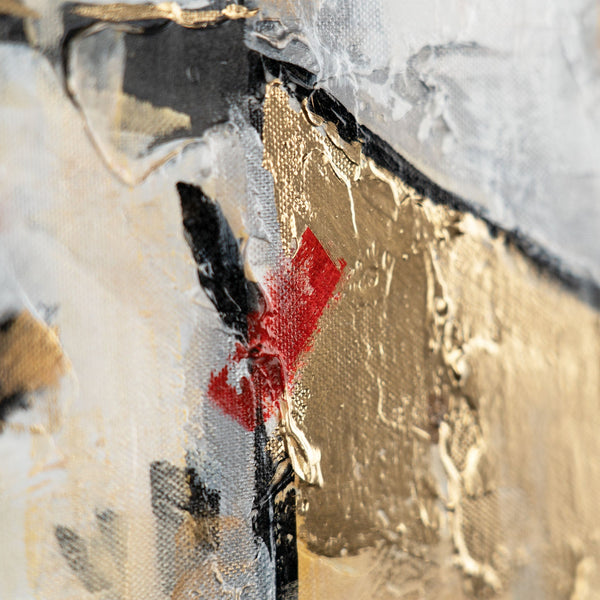 Nahaufnahme Gebäude mit rotem Akzent und Goldtextur