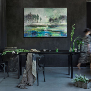 Wandbild mit Wald und See über Tisch in modernem Interieur