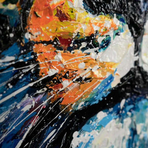 Nahaufnahme der Mähne mit lebendiger Acrylstruktur und Farbspritzern