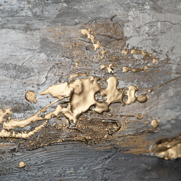 Nahaufnahme: goldene Acrylmasse auf strukturierter Oberfläche