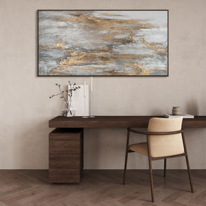 Strukturierte Wandkunst mit Goldakzenten im modernen Interieur
