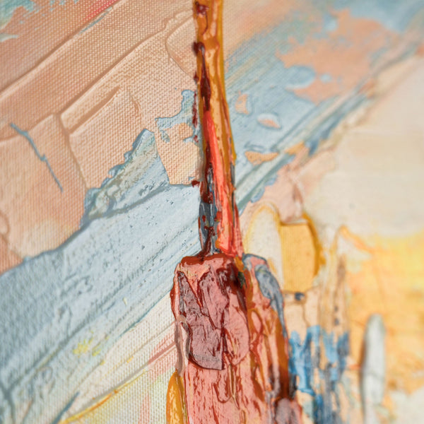 Nahaufnahme: Gebäudespitze mit pastoser Acrylstruktur in Orange