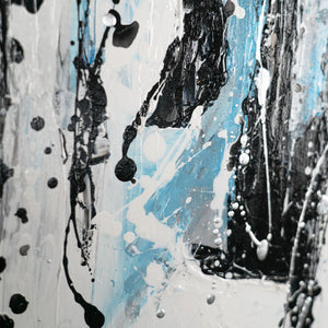 Nahaufnahme: schwarze und blaue Acryltextur mit Tropfen