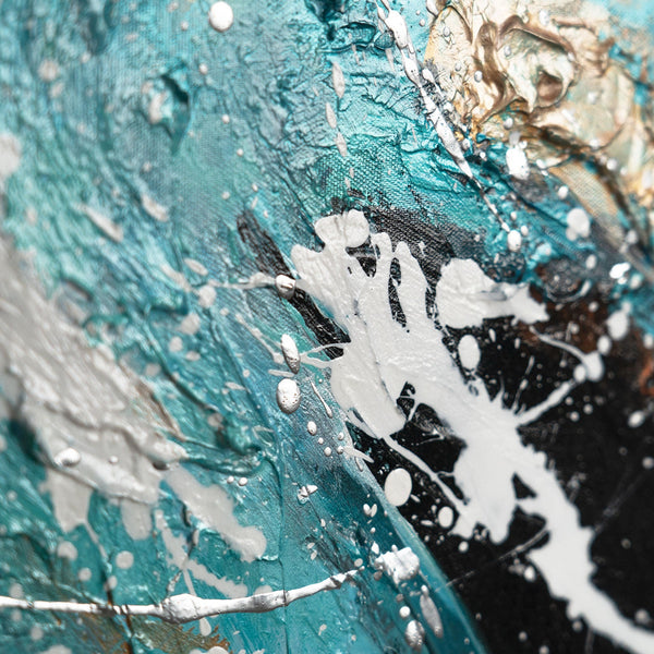 Nahaufnahme: schwarze Struktur und türkisfarbene Acryltextur