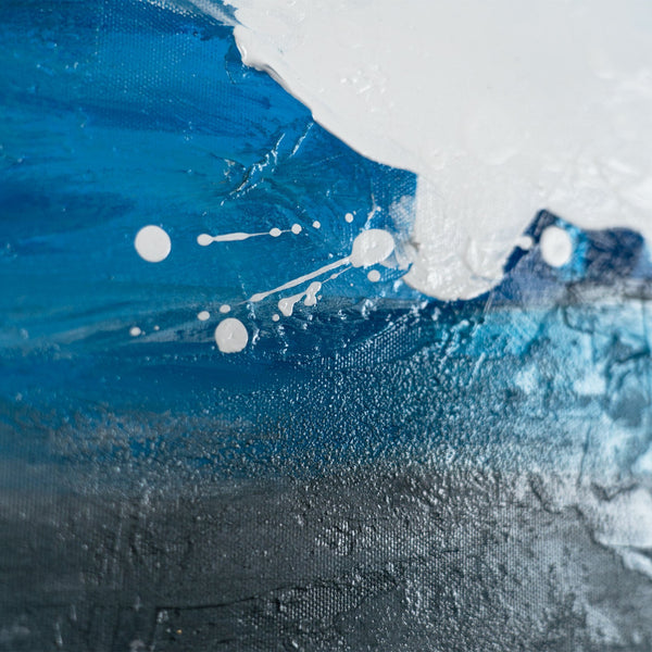 Detail der blauen Meeresfläche mit pastoser Textur und Weißspritzern