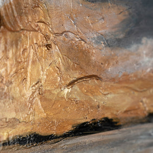 Nahaufnahme: Goldstruktur auf abstrakter Berglandschaft