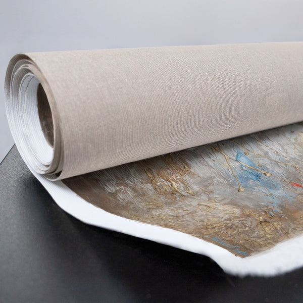 Gerollte Leinwand mit abstrakter Strukturkunst in Gold und Farben