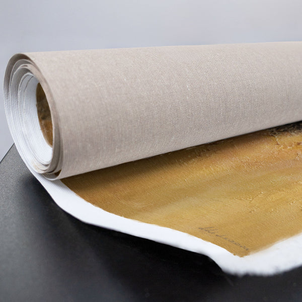 Gerollte Leinwand mit goldener Acrylstruktur und dunklen Akzente