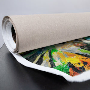 Gerollte Leinwand mit bunter Acrylmalerei und Katzenmotiv