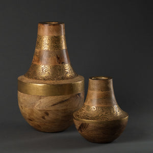 Holzvase mit goldener Verzierung